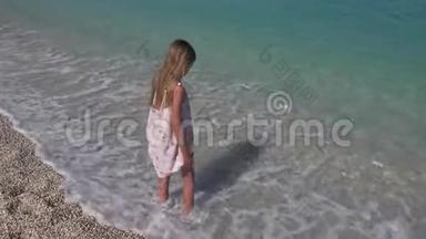 孩子在海滩上玩耍，孩子在<strong>看海</strong>浪，女孩在<strong>看海</strong>景